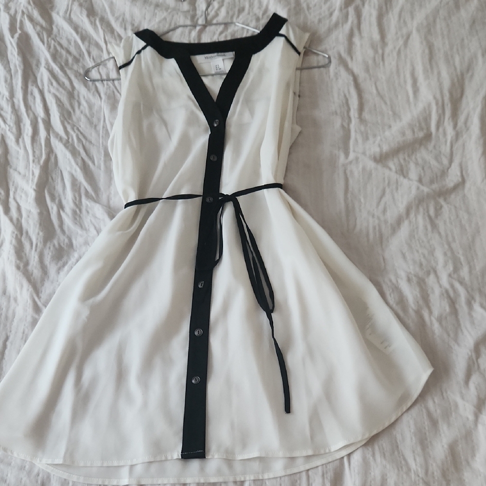 Chic Black and White Sleeveless Dress